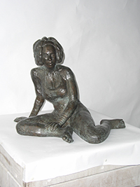 Jolle sitzend Bronzefigur